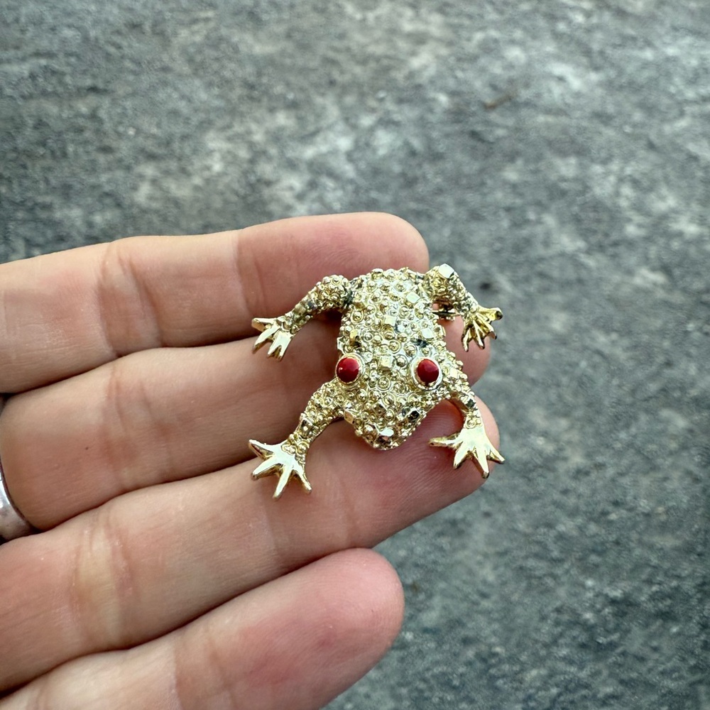 Gold Tone With Red Eyes Frog Brooch Amphibian Pin Golden Frog Toad